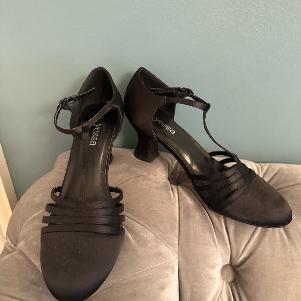 1920s Style Flapper Character Elegant Black T-Strap Heels for Formal Occasions